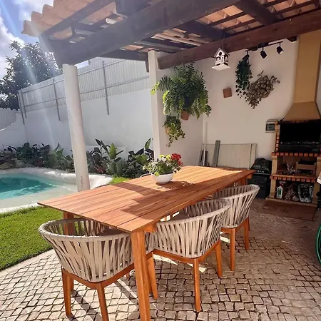 Spacious With Pool In De Caparica_22 *